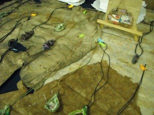 炎彩窯 鳥居純子の器とアクセサリーの展示会の様子