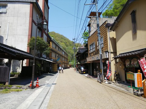 ダム下の温泉