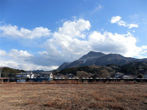 登った山をバックに列車を見るツアー