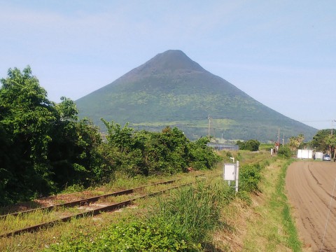 登った山をバックに列車を見るツアー、開聞岳編