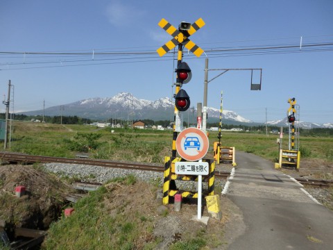 登った山をバックに列車を見るツアー 妙高山編