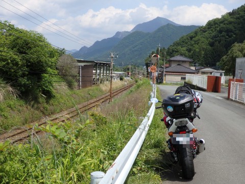 登った山をバックに列車を見るツアー、武甲山編