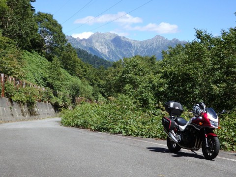 安房峠から穂高岳を望む