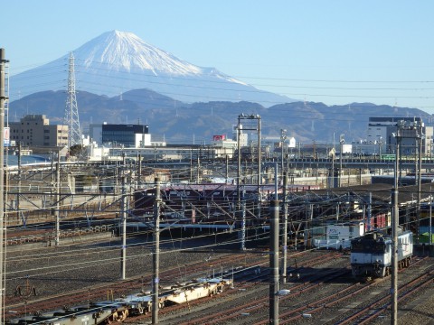 富士山をバックに