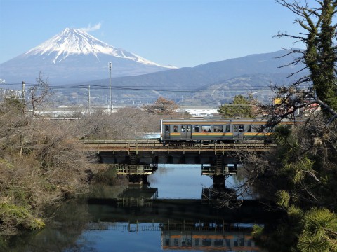 登った山をバックに列車を見るツアー、富士山編