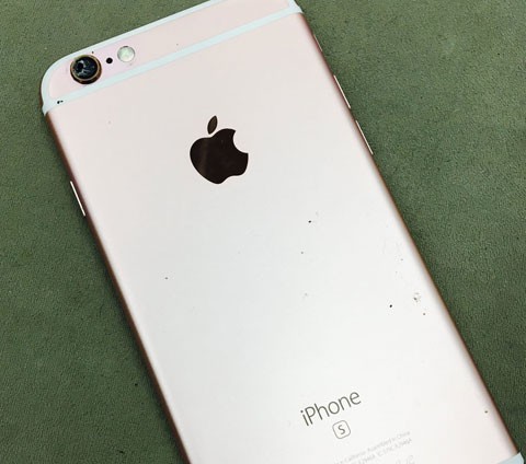 iPhone6s アウトカメラのガラス割れ　 最短30分で直ります!