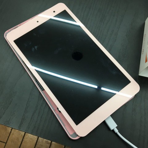 au Qua tab (タブレット)画面が取れ、電源も入らない! 最短修理2時間