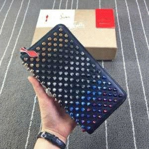 柔らかく肌触りの良いルブタン 財布 偽物