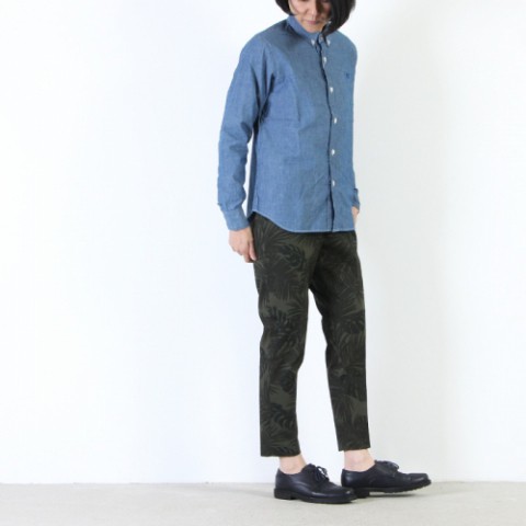 リーフプリントパンツ着用写真