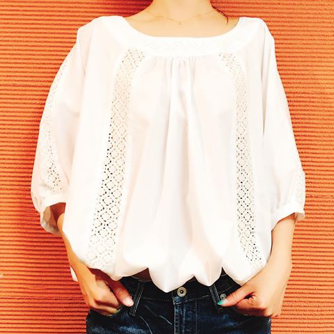 甘めなトップスには