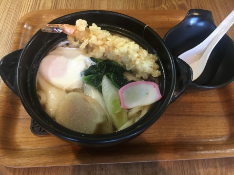 鍋焼きうどん好評販売中です。