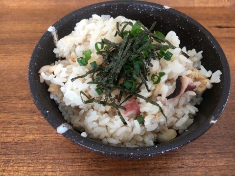 本日のごはんメニューはたこ飯です・