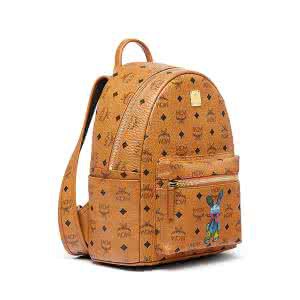 スタッズで華やかさ満々のmcm リュック 偽物
