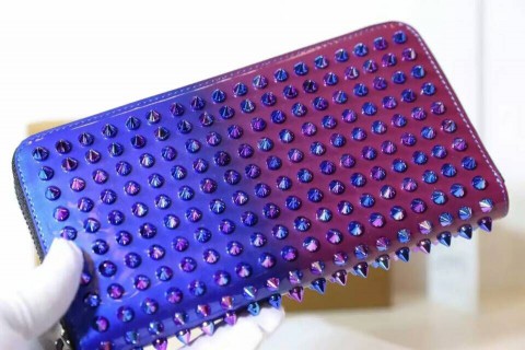 長財布を手持ちで颯爽と!ルブタン 財布コピーだろう