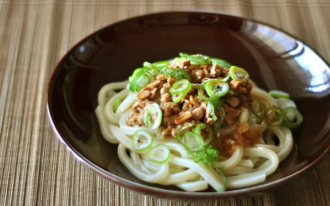 簡単で夏休みにぴったり! 味付けは醤油だけ、かぶおろし納豆うどん