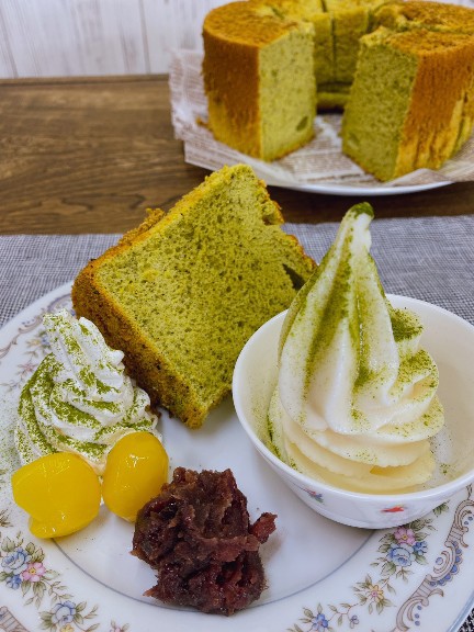 今日のおやつは抹茶シフォンケーキ♪