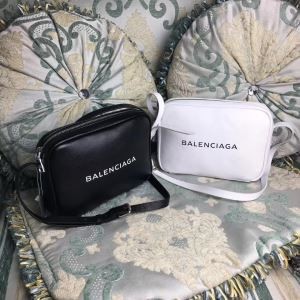 定番人気激安 BALENCIAGA バレンシアガ クラッチバッグ 2色可選