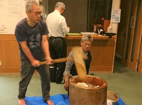 ニセコ五色温泉での餅つき 年末の風物詩