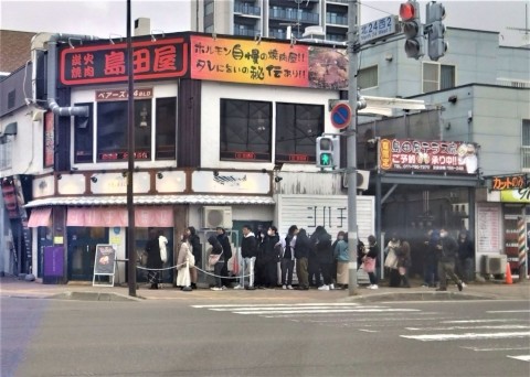 北24条の行列 「シハチ鮮魚店」