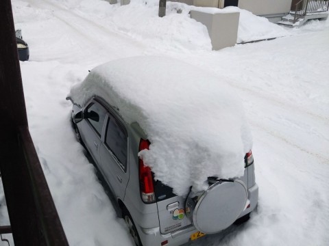 車の除雪 雪の穴ができた