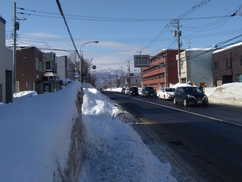 札幌雪まつり時期 住宅街の雪