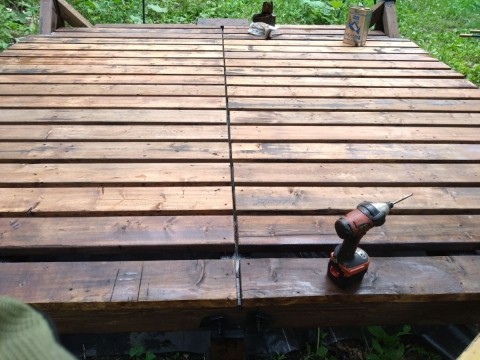 ウッドデッキの作製(6) いよいよ床張りだ